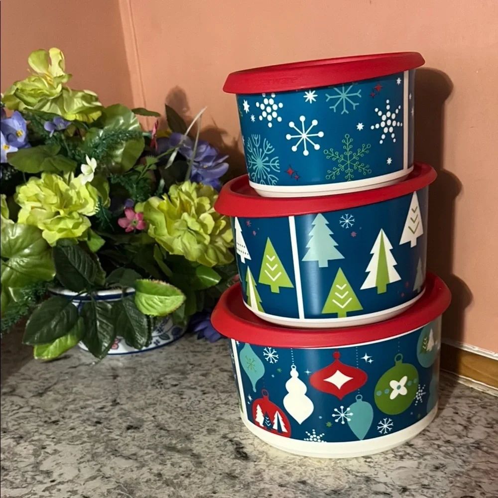 TUPPERWARE 3 PIECE ROUND STACKING/ NESTING CONTAINER SET WITH LIDS - XMAS DESIGN